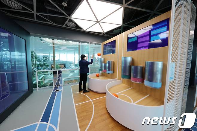 디지털 짐에서 간단한 운동을 할 수 있다.(인천국제공항공사 제공)© News1