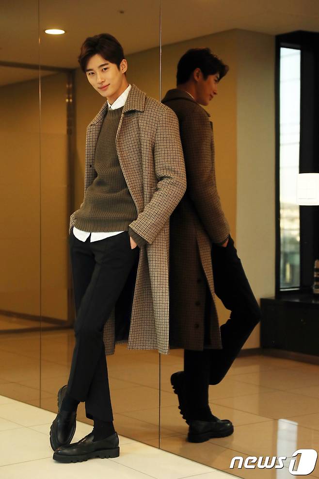 배우 변우석이 10일 서울 종로구 뉴스1 본사에서 인터뷰에 앞서 포즈를 취하고 있다. 2018.1.10/뉴스1 © News1 민경석 기자