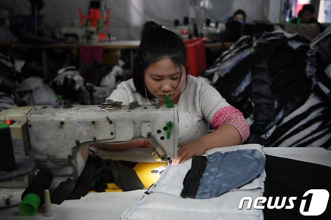 중국 베이징 외곽의 한 의류 공장© AFP=뉴스1