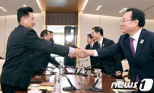 17일 경기도 파주시 판문점 남측 평화의 집에서 열린 '남북 실무회담 전체회의'에 앞서 천해성 통일부 차관과 북측 전종수 조국평화통일위원회 부위원장 등이 악수하고 있다. (통일부 제공) 2018.1.17/뉴스1