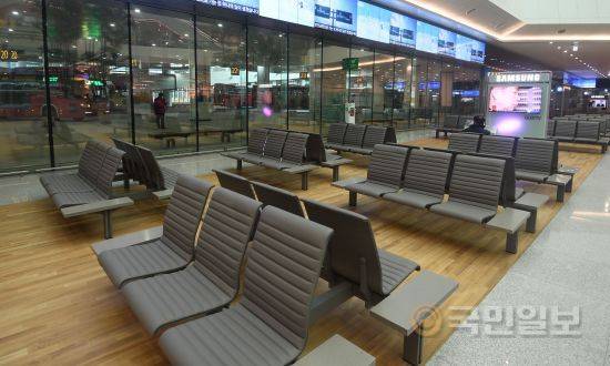 교통센터 내부에 설치된 대합실. 의자와 대형 티비를 설치해 터미널의 구색을 갖췄다.