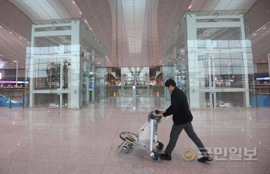 3층 출국장에서 교통센터를 이용하려면 4, 5번 출구 중앙에 위치한 엘리베이터를 타고 지하 1층으로 이동하면 편리하게 이동할 수 있다.