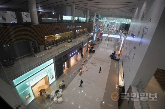 250~251번 탑승구 주변에 위치한 명품 면세점 거리. 이 곳을 기준으로 좌우에 신라, 롯데, 신세계 면세점들이 입점해 있다.