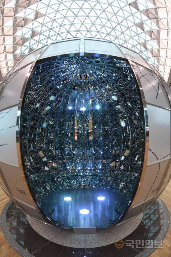 지구를 형상화한 벤치가 미래지향적이다. 안을 들여다보면 전 세계 지도가 펼쳐져 있다.