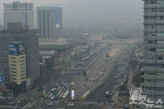 전국 미세먼지가 '나쁨' 수준에 머물고 있는 16일 오전 서울 태평로 프레스센터에서 바라본 광화문사거리가 미세먼지로 흐린 모습을 보이고 있다. (사진=황진환 기자/자료사진)