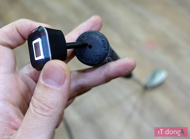 파이골프는 그립 뒤 구멍에 꽂아 사용한다