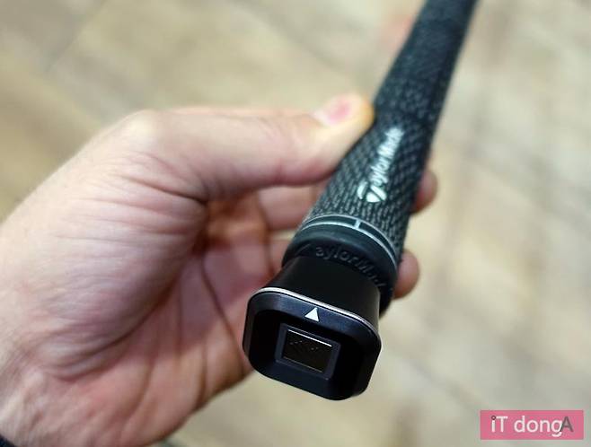 파이골프 화살표 표시가 위로 향하게 꽂는다