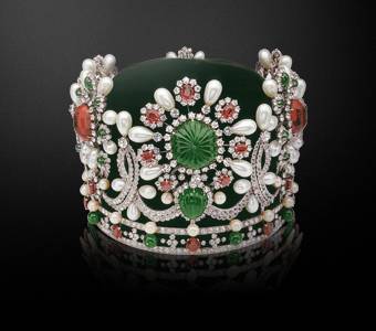 1967년 이란 팔라비(팔레비) 왕조의 파라 디바 황후를 위해 제작된 대관식용 왕관. 총 1541개의 보석으로 장식된 왕관은 세계적인 보석 브랜드 반클리프 아펠의 역작이었다. [사진 반클리프 아펠]