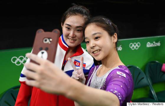 지난 2016년 리우 올림픽에 출전한 여자 기계체조 이은주 선수가 북한 홍은정 선수와 셀카를 찍고 있다. [로이터=연합뉴스]