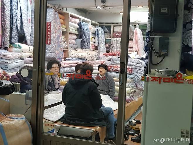 9일 서울 영도시장 '희소네 포목'(현 '자미온')에서 주인 고옥진씨(81, 사진 왼쪽)와 지인들이 본지 기자와 대화를 나누고 있다. /사진=이보라 기자