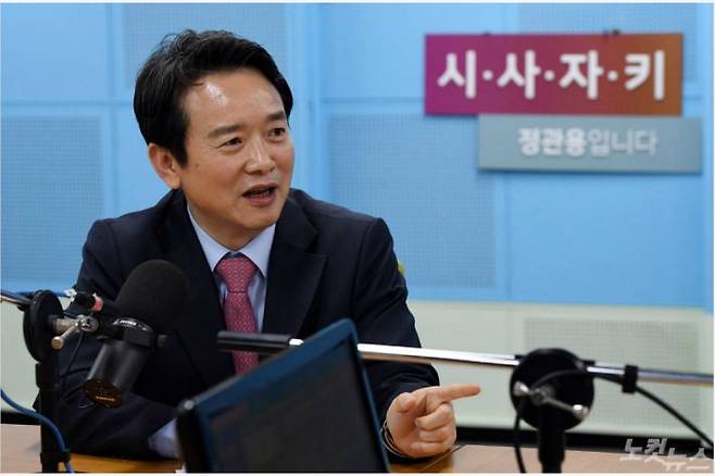 남경필 경기도지사가 18일 오후 서울 목동 CBS 사옥을 방문, 라디오 시사프로그램 '시사자키 정관용입니다' 에 출연해 사회자 정관용과 대화하고 있다. 황진환기자