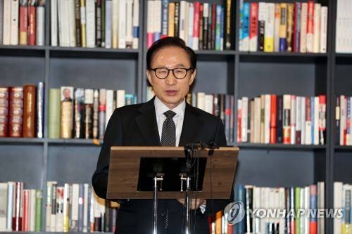 고개 숙인 이명박 전 대통령 입장 밝히는 이명박 전 대통령      (서울=연합뉴스) 한종찬 기자 = 이명박 전 대통령이 지난 17일 오후 강남구 삼성동 사무실에서 검찰의 특수활동비수사와 관련한 입장을 밝히고 있다.     saba@yna.co.kr