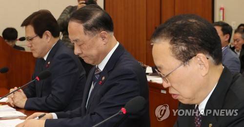 굳은 표정의 국무조정실장 (서울=연합뉴스) 김현태 기자 = 18일 오전 국회 정무위원회 전체회의에서 왼쪽부터 최종구 금융위원장, 홍남기 국무조정실장, 최흥식 금융감독원장이 가상화폐 대응방안 관련 의원들의 질의를 굳은 표정으로 듣고 있다.     mtkht@yna.co.kr