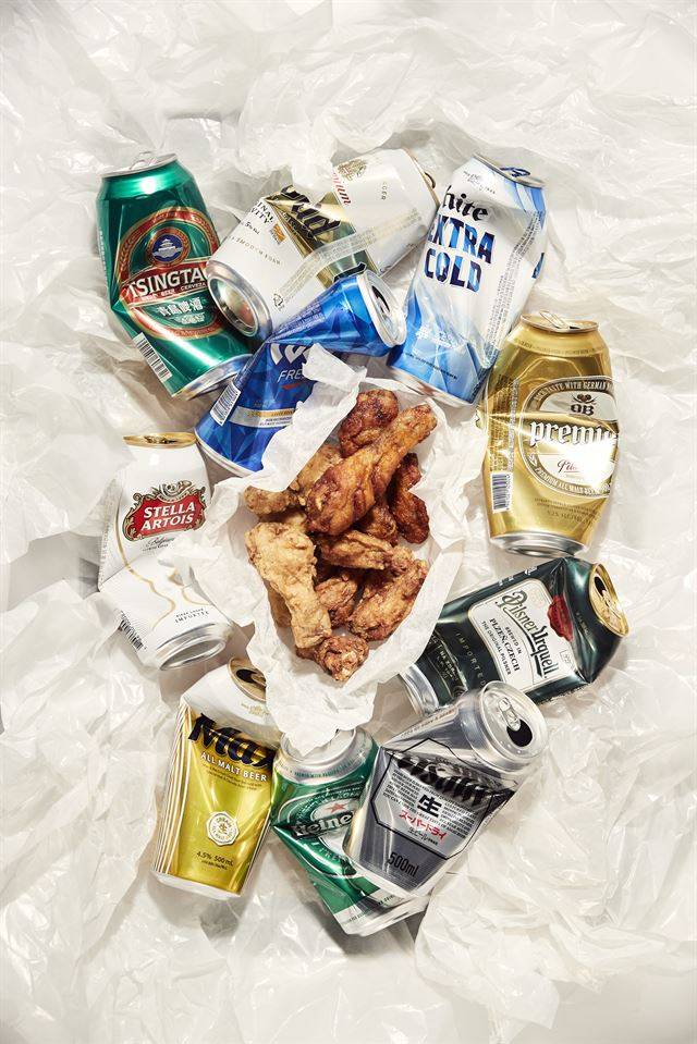 10가지 맥주와 함께 한 교촌 간장 오리지널, 레드핫, 프라이드 치킨. 강태훈 포토그래퍼
