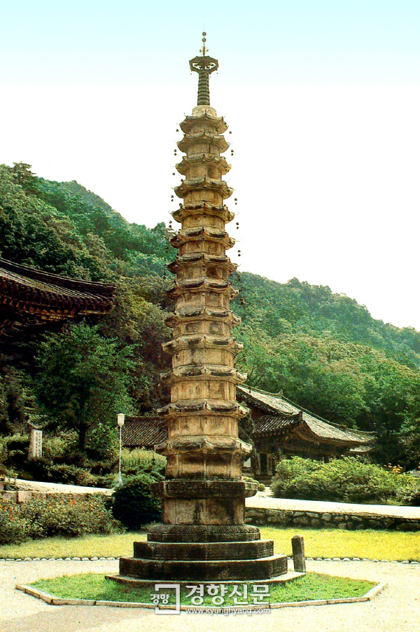 고려시대의 많은 석탑들 가운데서도 걸작으로 손꼽히는 북한 묘향산의 ‘보현사 팔각십삼층석탑’. 남한 평창 오대산의 ‘월정사 팔각구층석탑’을 떠올리게 한다. 이들 석탑은 남한과 북한에서 각각 국보로 지정되어 있다.