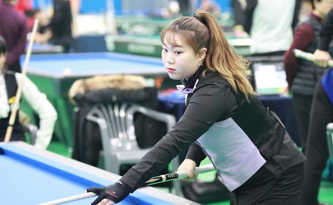 지난해 양구에서 펼쳐진 `제13회 대한체육회장배 2017 전국당구대회`에 나선 김예은이 경기 중 공의 진로를 바라보고 있다.