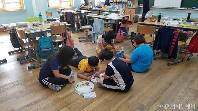 서울 한 초등학교 교실에서 학생들이 보드게임을 하며 노는 모습./사진=머투DB 김민중 기자