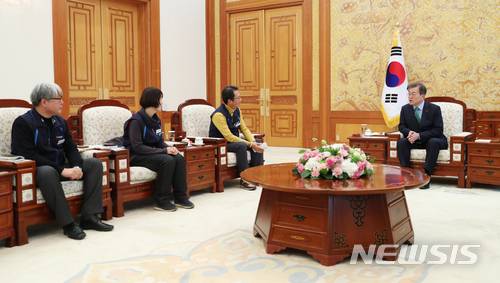 【서울=뉴시스】문재인 대통령이 19일 오후 청와대 접견실에서 민주노총 김명환 위원장 등 지도부와 차담회를 하고 있다. 2018.01.19. (사진=청와대 제공) photo@newsis.com