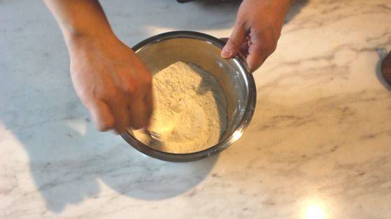 분량의 가루 재료를 큰 그릇에 한 데 넣고 잘 섞는다.