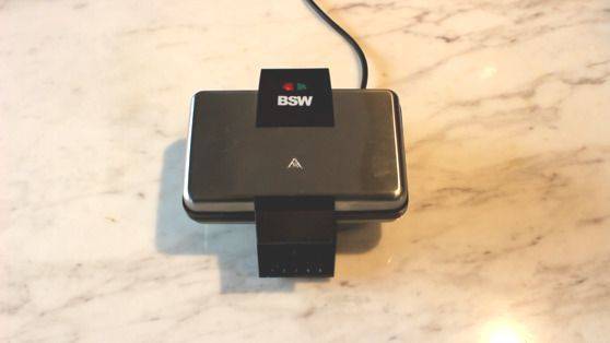 와플 기계에선 2~4분, 와플 팬에선 가스레인지 약불로 5분 이상이면 반죽이 익는다.