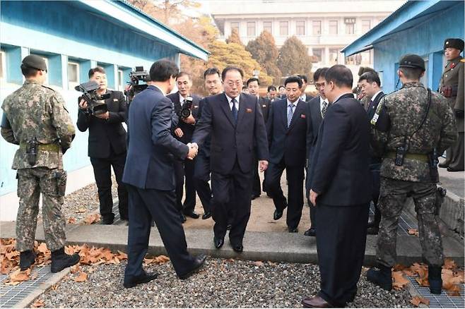 전종수 조국평화통일위원회(조평통) 부위원장을 비롯한 북측 대표단이 이 지난 17일 오전 판문점 남측 평화의 집에서 열린 '남북 고위급 실무회담'에 참석하기 위해 MDL(군사분계선)을 건너오고 있다. (사진=통일부 제공/자료사진)
