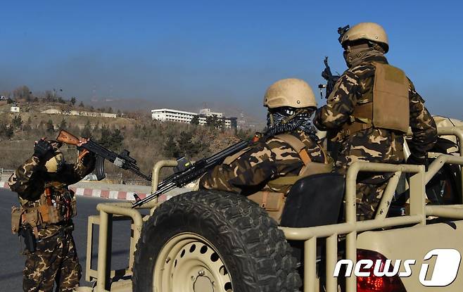 대기 중인 아프가니스탄 보안군. © AFP=뉴스