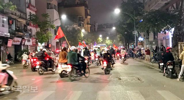 20일 밤 하노이 시내에서 오토바이 무리가 환호성을 지르며 거리를 누비고 있다. 박충건 베트남 사격 국가대표팀 감독 제공.