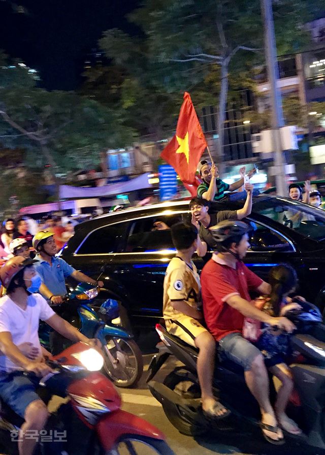 여태껏 경험하지 못했던 '아시아 축구 4강.' 호찌민 시민들이 늦게까지 베트남의 승리를 자축하고 있다.