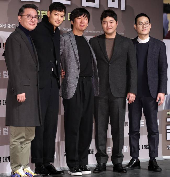 The cast and director of “Golden Slumber” pose for a photo after a press conference in Seoul on Wednesday. From left: Kim Eui-sung, Kang Dong-won, Noh Dong-seok, Kim Dae-myung and Kim Sung-kyun. (Yonhap)