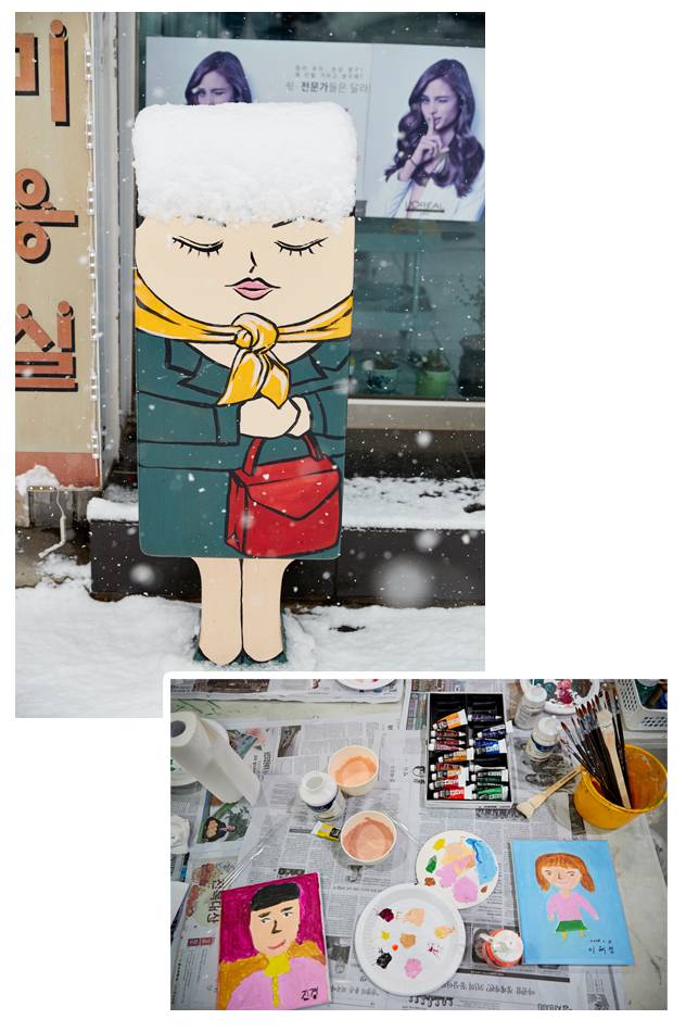 군산우체국 인근 우체통 거리에 놓인 폐우체통을 활용한 조형물(위)과 군산 지역 예술단체 ‘채움’의 미술수업에서 지적장애인들이 그린 그림. [홍중식 기자]