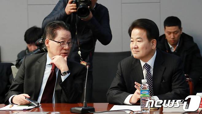 박지원 국민의당 대표와 정동영 의원이 2일 오전 국회 의원회관에서 열린 국민의당 통합반대파인 개혁신당 창당추진위원회의 회의에서 대화를 나누고 있다. 2018.1.22/뉴스1 © News1 이동원 기자
