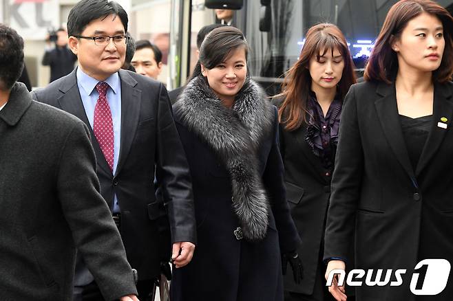 현송월 삼지연관현악단 단장이 이끄는 평창동계올림픽 북한 예술단 사전점검단이 방남 이틀째인 22일 오후 공연장 후보 시설인 서울 중구 장충체육관에 도착하고 있다.2018.1.22/뉴스1 © News1 사진공동취재단