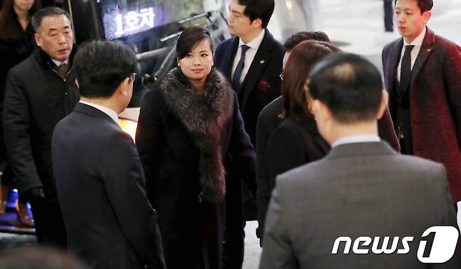 현송월 삼지연관현악단 단장이 이끄는 평창동계올림픽 북한 예술단 사전점검단이 방남 이틀째인 22일 오후 환송만찬 참석을 위해 서울 광진구 워커힐호텔에 도착하고 있다. 2018.1.22/뉴스1 © News1 이재명 기자