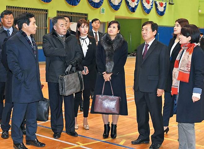 강릉 황영조체육관 둘러보는 현송월 - 북한 예술단 사전점검단을 이끌고 21일 방남한 현송월(가운데) 삼지연관현악단 단장이 강원도 강릉 황영조체육관을 방문해 내부를 둘러보고 있다. 현송월은 우리 측 관계자가“너무 갑자기 (연락을) 주시는 바람에 여기를 새로 만들 시간이 없었다”는 등의 아쉬움을 표시하자 소리 내 웃으며“그러게 말입네다”라고 했다. /통일부