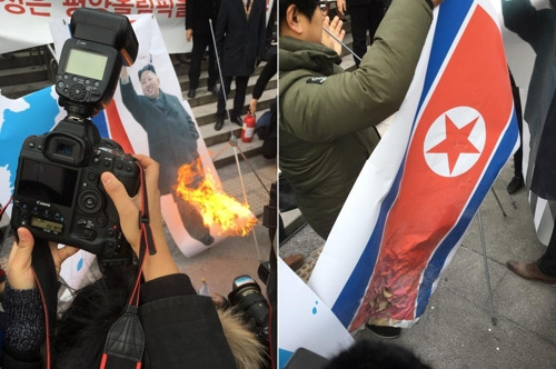 (서울=연합뉴스) 사건팀 = 현송월 삼지연 관현악단 단장이 이끄는 북한 예술단 사전 점검단이 서울역에 도착한 22일 오전 서울역에서 보수단체가 인공기와 김정은 사진을 태우고 있다. 2018.1.22.