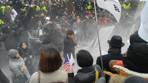 (서울=연합뉴스) 사건팀 = 현송월 삼지연 관현악단 단장이 이끄는 북한 예술단 사전 점검단이 서울역에 도착한 22일 오전 서울역에서 보수단체가 인공기와 김정은 사진을 태우고 있다. 2018.1.22.