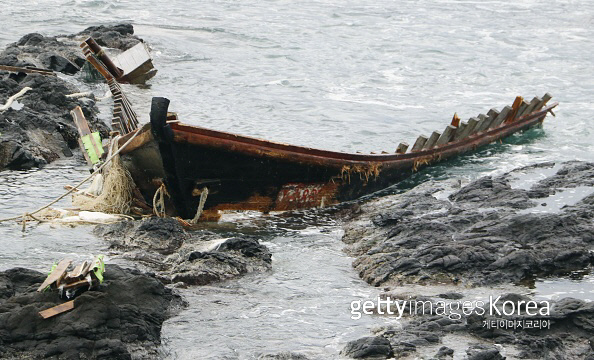 지난해 12월 4일 일본 야마가타현 쓰루오카시 해안으로 밀려온 북한 추정 목선의 잔해. 게티이미지코리아