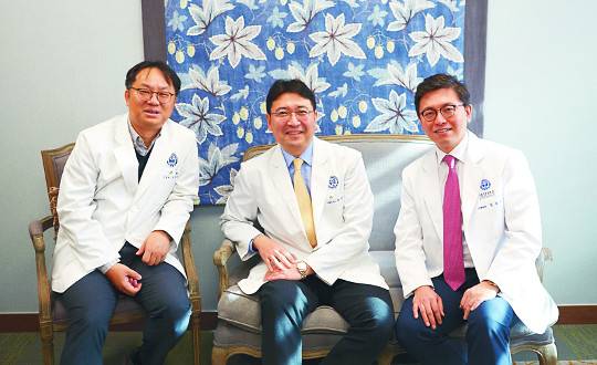 연세대학교 강남세브란스병원 뇌혈관센터 다학제 협진팀의 주요 의료진. 왼쪽부터 신경과 이경열, 재활의학과 박윤길, 신경외과 김용배 교수(센터장).   강남세브란스병원 제공