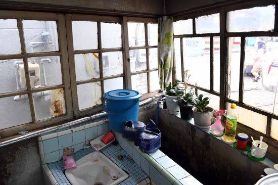 성우이용원 안에 자리한 각종 이용도구들. 마치 이용기구 박물관에 온 듯 한 착각을 불러온다.