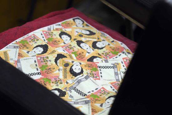 이발소를 찾은 손님들이 모두 부자가 되라는 뜻에서 돈방석을 깔았다.