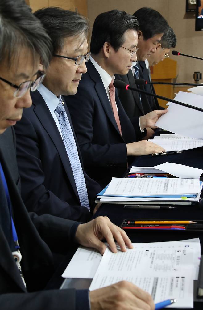 가상화폐거래소 조사결과 발표하는 김용범 금융위 부위원장 - 김용범 금융위원회 부위원장이 23일 오전 서울 세종로 정부서울청사에서 가상화폐 거래소에 대한 현장 조사 결과를 발표하고 있다. 2018.1.23연합뉴스