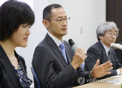 기자회견하는 야마나카 신야 교수 [도쿄 교도=연합뉴스 자료사진] 도쿄 마루노우치에서 기자의 질문에 답하는 노벨생리의학상 수상자 교토대 야마나카 신야 교수.