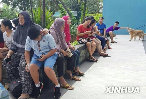 2018년 1월 23일 인도네시아 자바 섬 남서쪽 해저에서 발생한 규모 6.0의 강진으로 건물이 흔들리자 바깥으로 대피한 자카르타 주민들. [신화통신=연합뉴스]