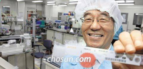 지난 15일 강원 춘천시 거두리농공단지에 있는 바디텍메드 공장에서 최의열 대표가 심혈관질환 진단용 키트를 들어 보이고 있다. 피 한 방울만 있으면 수분 안에 감염 여부를 알 수 있는 기기다. 최 대표는“매년 25%씩 성장하는 중국 진단 시장을 꽉 잡겠다”고 말했다. /주완중 기자