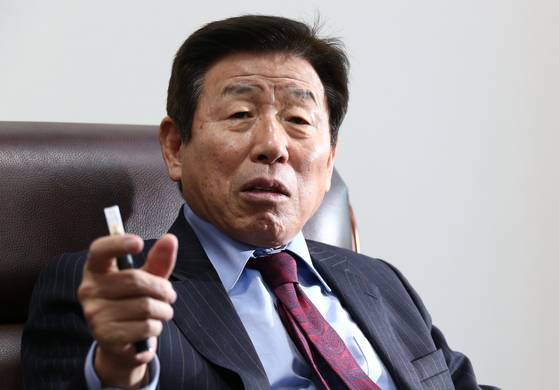 유인태(사진) 전 청와대 정무수석은 23일 중앙일보와의 통화에서 "정부의 소통 부족이 남북 단일팀 구성에 대한 2030 세대의 반대를 불렀다"고 꼬집었다. [중앙포토]