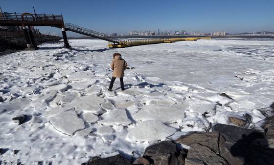 24일 오전 경기도 시흥 오이도 앞 해변 인근이 꽁꽁 얼어있다.가까운 거리는 잠시 걸어봐도 끄떡없다.