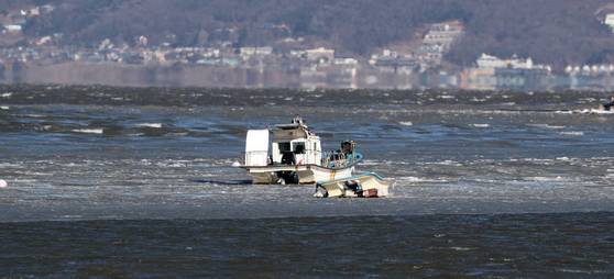인천 영종도 예단포항구에서 바라 본 서해바다. 멀리 바다 한복판에도 얼음들이 떠다니고 있다.