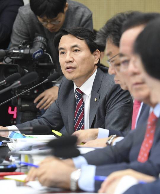 김진태 의원은 새누리당 당내 20대 총선 후보 경선 기간이 시작된 2016년 3월 12일 “한국매니페스토 실천본부(이하 실천본부) 공약이행평가 71.4%로 강원도 3위”라는 문자 메시지를 발송해 ‘허위사실을 공표한 혐의(공직선거법 위반)’로 고발됐다./연합뉴스