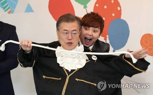 문 대통령 어린이 위한 '마술보조' (서울=연합뉴스) 김주형 기자 = 문재인 대통령이 24일 오전 보육정책과 관련한 현장 방문으로 서울 도봉구 한그루 어린이집을 방문해 어린이들과 마술공연을 관람하던 중 마술사 최현우씨의 제안으로 마술보조를 해주고 있다.     kjhpress@yna.co.kr