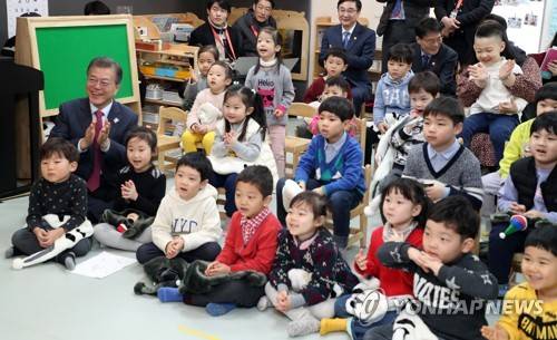 어린이들과 마술공연 관람하는 문 대통령 (서울=연합뉴스) 김주형 기자 = 문재인 대통령이 24일 오전 보육정책과 관련한 현장 방문으로 서울 도봉구 한그루 어린이집에서 아이들과 마술공연을 관람하고 있다.     kjhpress@yna.co.kr